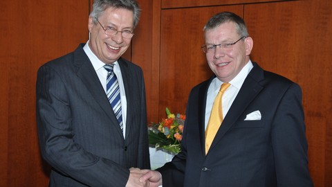 Vorstandsvorsitzender Dieter Grathwohl in den Ruhestand verabschiedet - Karl-Heinz Fahrenholz von April an Vorstandssprecher / Dr. Jürgen Wolters verantwortet Schadenressort