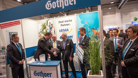 Spende statt Geschenke – Versicherungs-Makler-Genossenschaft übergibt Scheck an Karlsruher Kindertisch