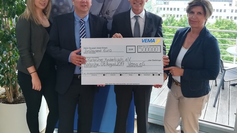 Eine warme Mahlzeit am Tag –  VEMA eG spendet 5.000 Euro an Karlsruher Kindertisch e. V.