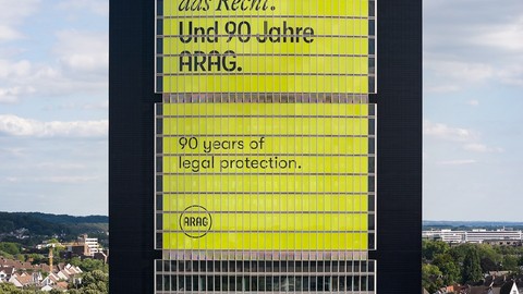 90 Jahre ARAG: Fokus Rechtsschutz aktueller denn je - 125-Meter-Fassade der Düsseldorfer Konzernzentrale mit Jubiläumsmotiv