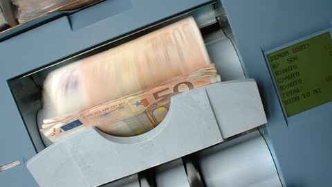 Nur digital reicht nicht: Neobank stellt eigene Geldautomaten auf