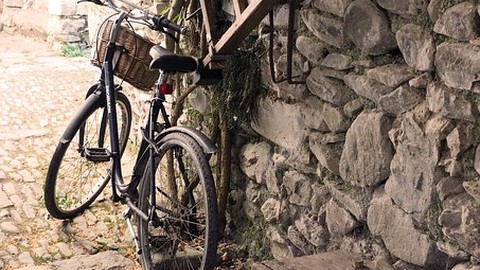 Beim Radfahren Geschwindigkeit an Straßenverhältnisse anpassen 