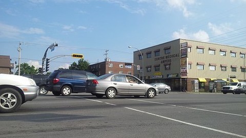 Umfrage der ADAC Autoversicherung: Wie Autofahrer im Alltag sparen