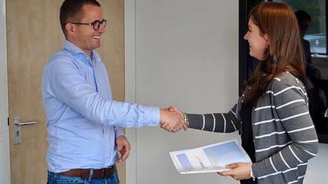 Sachbearbeiter oder Miss: Versicherer kündigt Schönheitskönigin fristlos