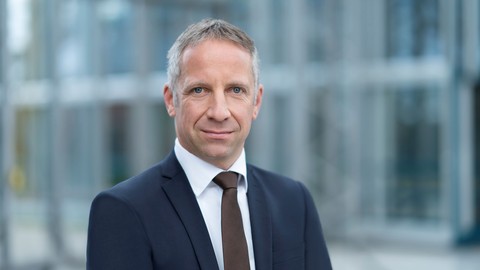 Deutscher Maklerverbund und Fonds Finanz launchen ersten KI-Maklerverwaltungsagenten - Professional Works X: Aus MVP wird MVA
