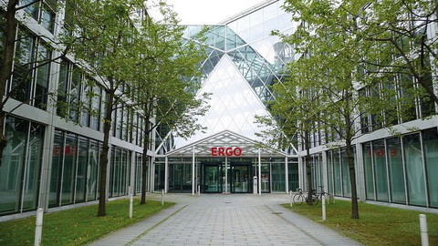 Laubbläser erschreckt Autofahrer: Wer haftet bei Unfall? Zivilrecht