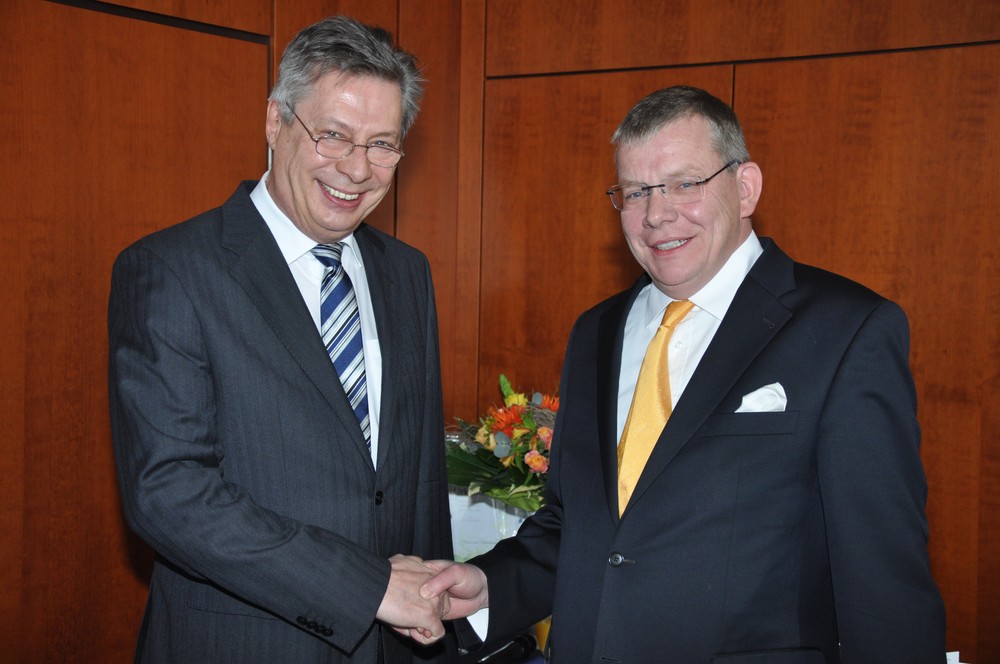 Vorstandsvorsitzender Dieter Grathwohl in den Ruhestand verabschiedet - Karl-Heinz Fahrenholz von April an Vorstandssprecher / Dr. Jürgen Wolters verantwortet Schadenressort
