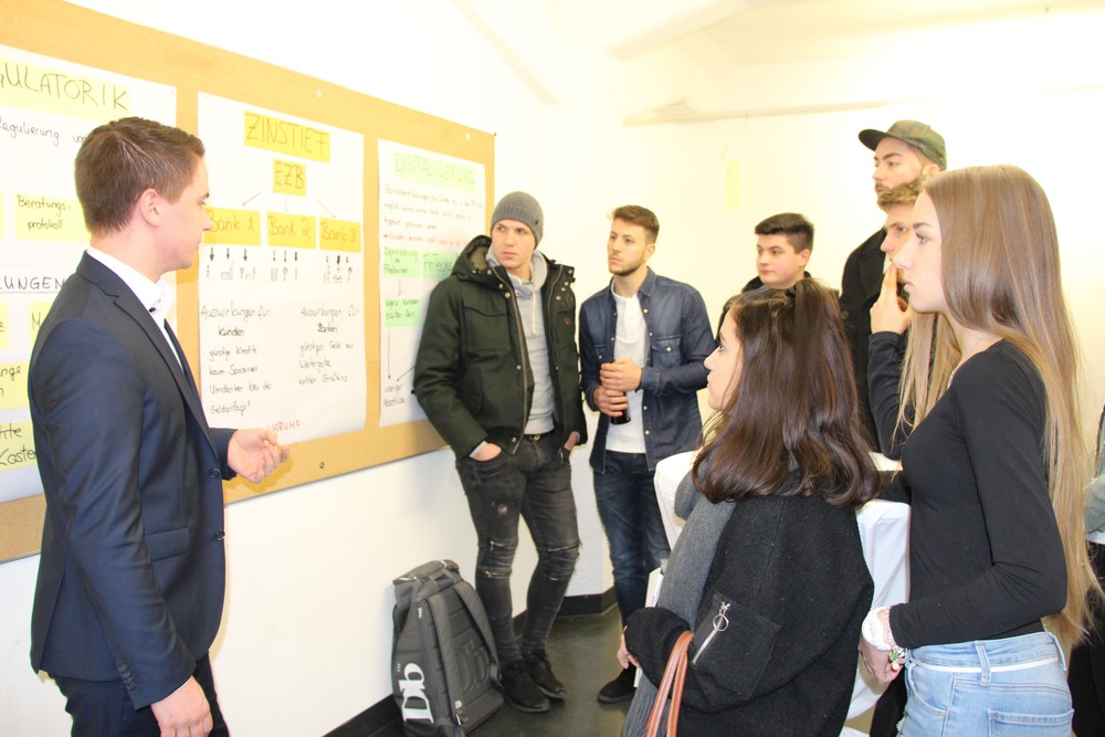 „Junge Menschen auf das Wirtschaftsleben vorbereiten“ - Kaufmännische Schule 1 und Börse Stuttgart rufen Finanz- und Börsentage ins Leben // Rund 375 Schüler erhielten an den zweitägigen Aktionstagen Einblicke in die Finanz- und Börsenwelt