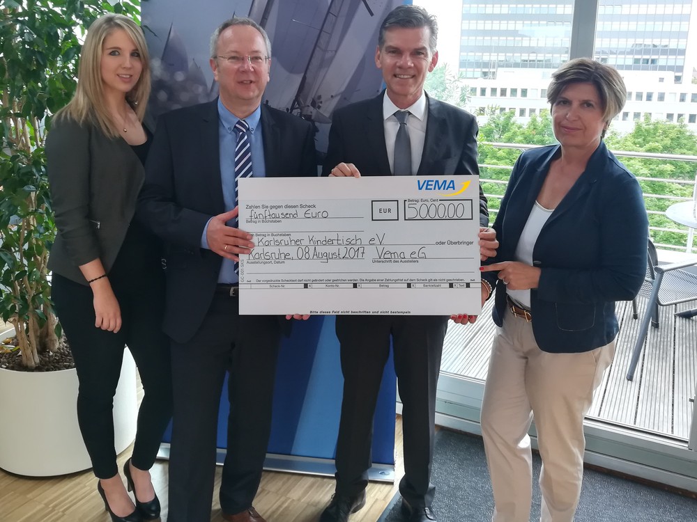Eine warme Mahlzeit am Tag –  VEMA eG spendet 5.000 Euro an Karlsruher Kindertisch e. V.