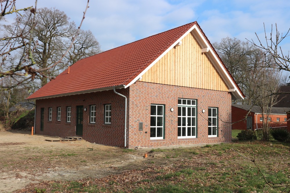 Ammerländer Versicherung unterstützt Dorfgemeinschaft - Neuer Treffpunkt für das Dorf Gießelhorst: Ammerländer steuert 2.500 Euro bei