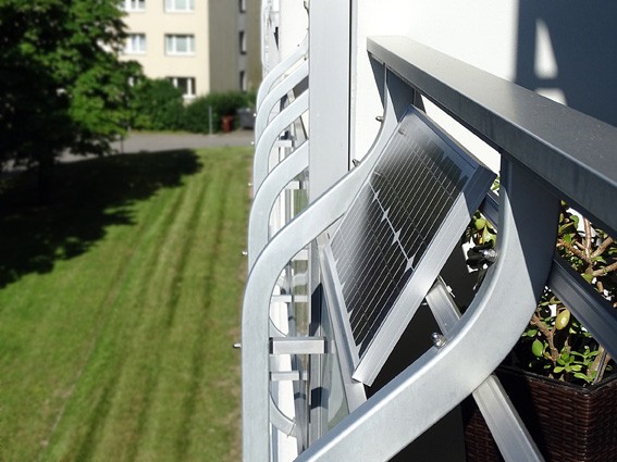 Petra H. aus Freiburg: Ich möchte aufgrund der steigenden Energiekosten Geld sparen und meinen eigenen Strom erzeugen. Darf ich dafür als Mieterin eine Mini-Fotovoltaikanlage auf meinem Balkon installieren?