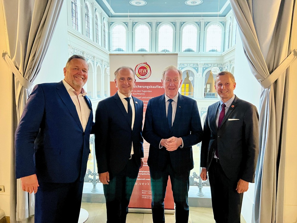 VEVK-Präsidium neu gewählt, Rohm nun Präsident, Gründungspräsidenten mit Award verabschiedet