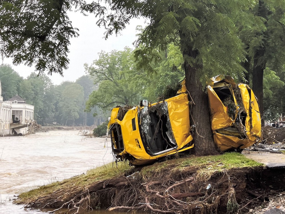 Nach der Hitzewelle droht das Unwetter: Zurich Leitfaden soll Betriebe durch Schutzmaßnahmen besser auf Starkregen und Hochwasser vorbereiten