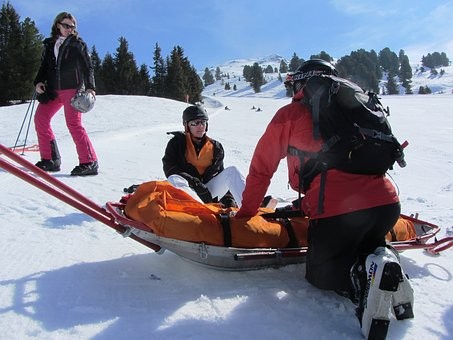 Helmpflicht auf Italiens Skipisten: Was Wintersportler jetzt beachten müssen