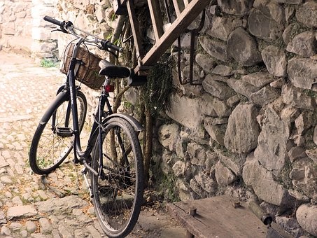 Beim Radfahren Geschwindigkeit an Straßenverhältnisse anpassen 
