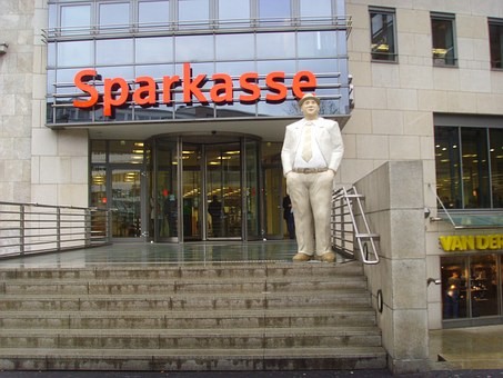 Geldautomaten weg, Filialen dicht: Sparkasse stellt im März weiteren Dienst ein
