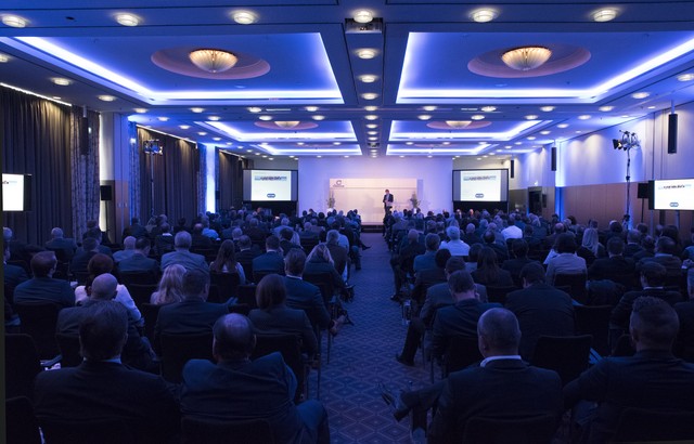 Continentale LV-Roadshow in München: Unter anderem die Veranstaltung in der bayerischen Landeshauptstadt war ausgebucht. Die Roadshow unter dem Motto „Lebensversicherung 2017 – Zukunftsfähiges Vorsorgesystem oder Auslaufmodell?“ war außerdem in Berlin, Düsseldorf, Frankfurt a.M., Hamburg und Stuttgart zu sehen.