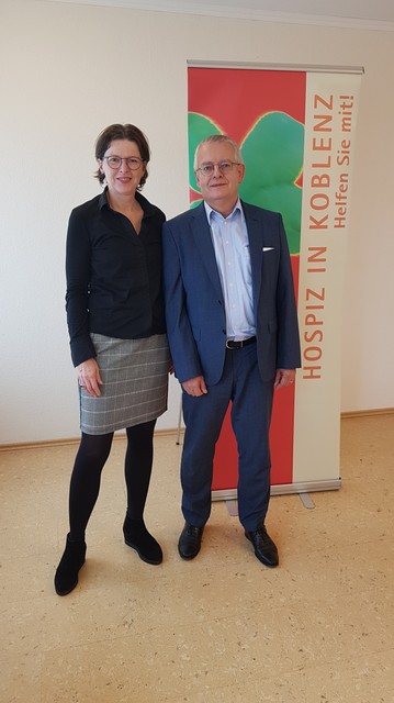 Im Bild (v.l): Ina Rohlandt (Geschäftsführerin Koblenzer Hospizverein e.V.) und Michael Baulig (Vorstandsvorsitzender uniVersa). 
