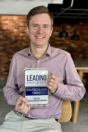 Abteilungsleiter Sebastian Wolff mit der Auszeichnung „Leading Employer 2025“.