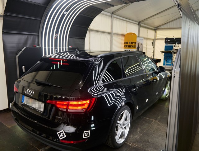 Fahrzeug fährt durch den Hagelscanner